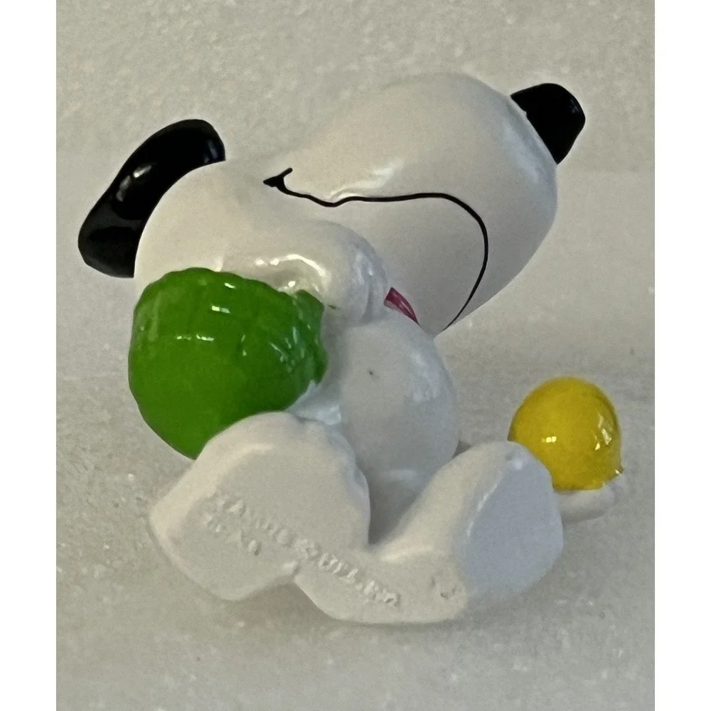 Peanuts 1994 Snoopy Easter‎ Basket & Egg Whitman's Collectible Figurine